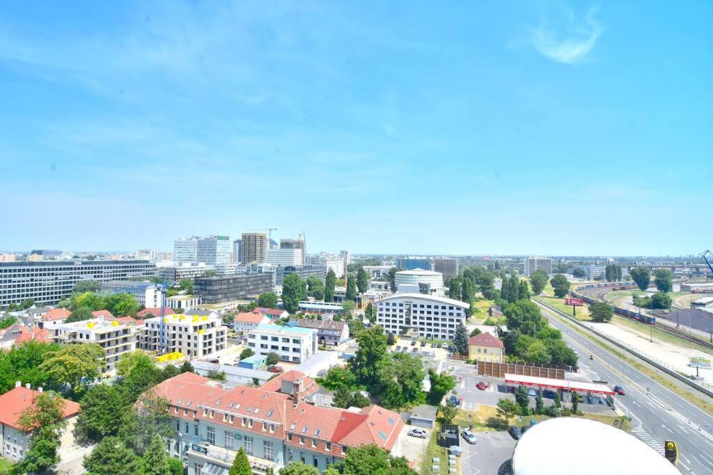 Downtown Charm With Free Parking Spot Apartment Братислава Екстериор снимка