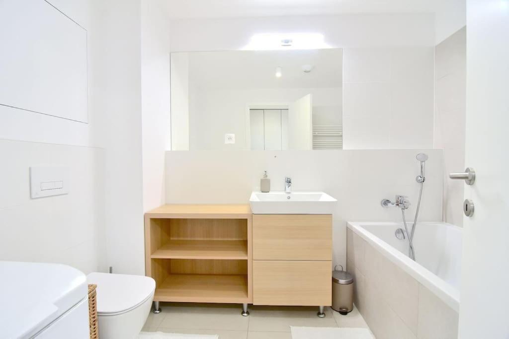 Downtown Charm With Free Parking Spot Apartment Братислава Екстериор снимка